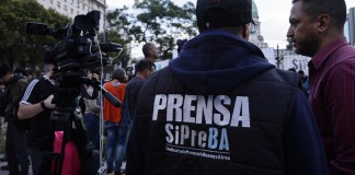 Reporteros gráficos de Argentina participan en una protesta este jueves, en solidaridad con el fotógrafo argentino Pablo Grillo, en Buenos Aires Foto La Hora: EFE