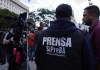 Reporteros gráficos de Argentina participan en una protesta este jueves, en solidaridad con el fotógrafo argentino Pablo Grillo, en Buenos Aires Foto La Hora: EFE