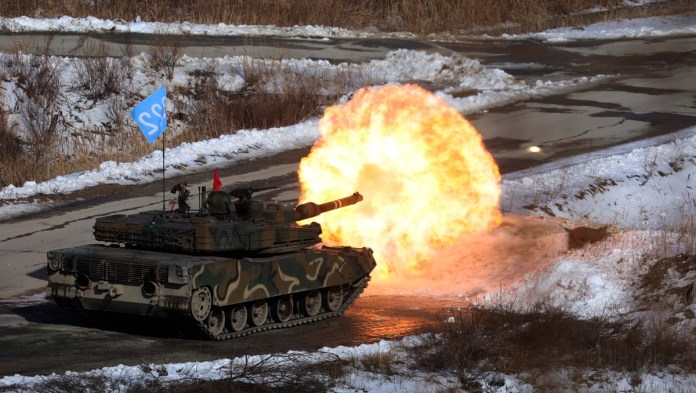 Un tanque de combate K1A2 dispara en el campo de entrenamiento de fuego, en Corea del Sur. Foto La Hora: EFE