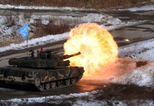 El Ejército surcoreano lanzó por error el proyectil que impactó en ciudad y dejó 7 heridos Un tanque de combate K1A2 dispara en el campo de entrenamiento de fuego, en Corea del Sur. Foto La Hora: EFE
