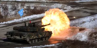 Un tanque de combate K1A2 dispara en el campo de entrenamiento de fuego, en Corea del Sur. Foto La Hora: EFE