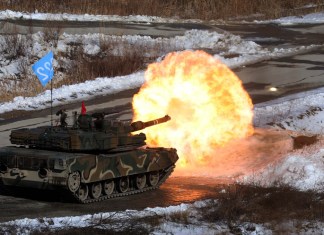 Un tanque de combate K1A2 dispara en el campo de entrenamiento de fuego, en Corea del Sur. Foto La Hora: EFE