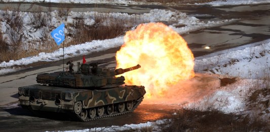 Un tanque de combate K1A2 dispara en el campo de entrenamiento de fuego, en Corea del Sur. Foto La Hora: EFE