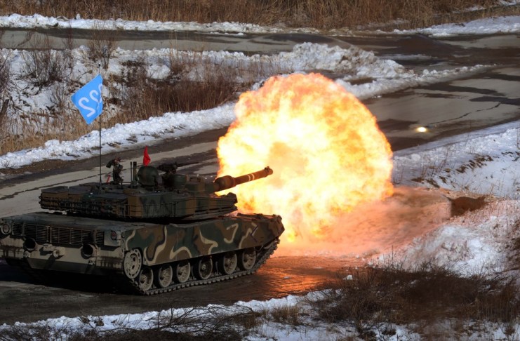 Un tanque de combate K1A2 dispara en el campo de entrenamiento de fuego, en Corea del Sur. Foto La Hora: EFE