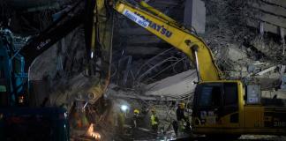 Un grupo de rescatistas fue registrado este sábado, 29 de marzo, al trabajar en la zona donde se desplomó un edificio en construcción en Bangkok. Foto: La Hora / EFE/Rungroj Yongrit.