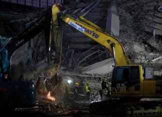 Un grupo de rescatistas fue registrado este sábado, 29 de marzo, al trabajar en la zona donde se desplomó un edificio en construcción en Bangkok. Foto: La Hora / EFE/Rungroj Yongrit.