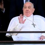 El papa Francisco es dado de alta y hace su primera aparición pública luego de abandonar el Gemelli