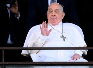 El papa Francisco es dado de alta y hace su primera aparición pública luego de abandonar el Gemelli