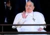 El papa Francisco es dado de alta y hace su primera aparición pública luego de abandonar el Gemelli