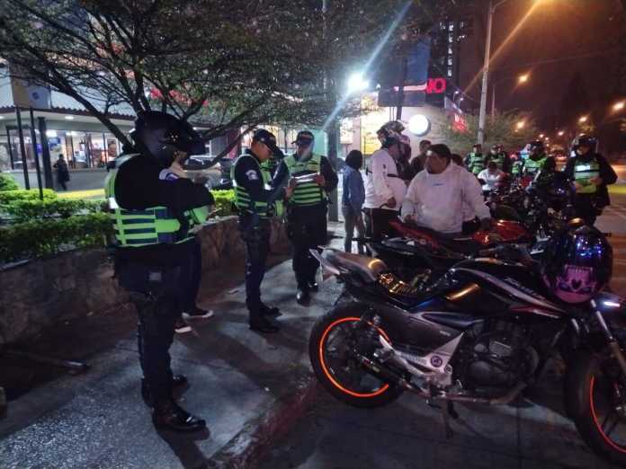 A un lado de la Torre del Reformador pretendían hacer una carrera clandestina, pero se los impidieron