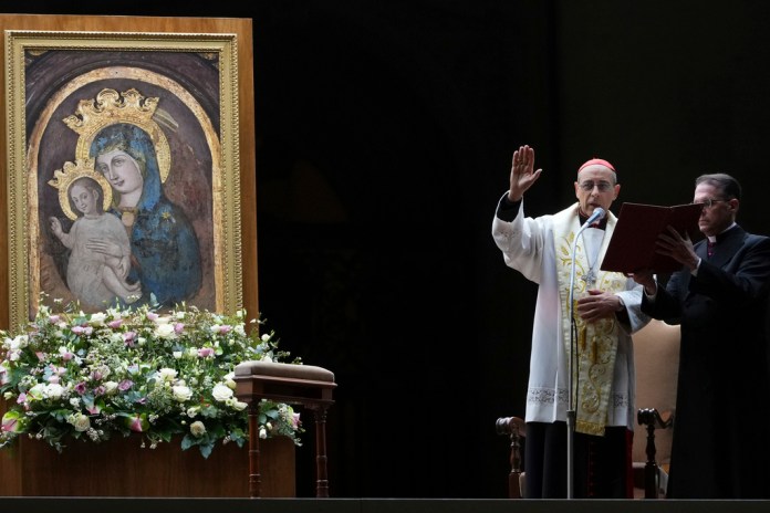 El papa Francisco tomó café y leyó los periódicos tras un alarmante contratiempo en su recuperación de dos semanas de una neumonía bilateral.