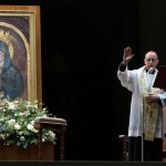 El papa Francisco tomó café y leyó los periódicos tras un alarmante contratiempo en su recuperación de dos semanas de una neumonía bilateral.