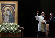 El papa descansa y toma café tras sufrir espasmo bronquial El papa Francisco tomó café y leyó los periódicos tras un alarmante contratiempo en su recuperación de dos semanas de una neumonía bilateral.