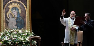 El papa Francisco tomó café y leyó los periódicos tras un alarmante contratiempo en su recuperación de dos semanas de una neumonía bilateral.