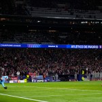 Julián Álvarez, del Atlético de Madrid, cae al suelo tras ejecutar un penalti durante la tanda de penaltis al final del partido de vuelta de los octavos de final de la Liga de Campeones entre el Atlético de Madrid y el Real Madrid en el estadio Metropolitano de Madrid, España, el miércoles 12 de marzo de 2025. Foto La Hora: AP