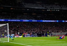 El penalti anulado a Julián Álvarez y la regla 14 que regula los lanzamientos desde el manchón penal Julián Álvarez, del Atlético de Madrid, cae al suelo tras ejecutar un penalti durante la tanda de penaltis al final del partido de vuelta de los octavos de final de la Liga de Campeones entre el Atlético de Madrid y el Real Madrid en el estadio Metropolitano de Madrid, España, el miércoles 12 de marzo de 2025. Foto La Hora: AP