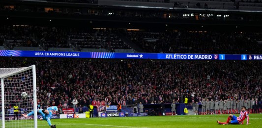 Julián Álvarez, del Atlético de Madrid, cae al suelo tras ejecutar un penalti durante la tanda de penaltis al final del partido de vuelta de los octavos de final de la Liga de Campeones entre el Atlético de Madrid y el Real Madrid en el estadio Metropolitano de Madrid, España, el miércoles 12 de marzo de 2025. Foto La Hora: AP