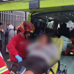 Bomberos Municipales han dado a conocer la atención a dos personas que resultaron heridas tras un intento de ataque armado contra un bus de transporte colectivo.