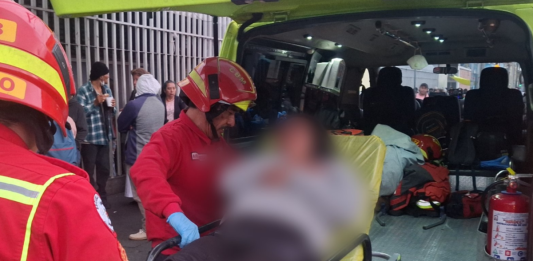 Bomberos Municipales han dado a conocer la atención a dos personas que resultaron heridas tras un intento de ataque armado contra un bus de transporte colectivo.