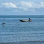 Pescadores en barca en el Caribe guatemalteco. Foto La Hora: MAGA