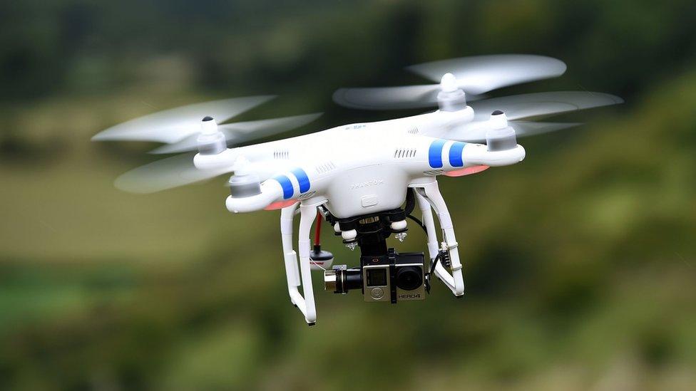 DGAC permitirá el uso de drones en áreas pobladas y eventos únicamente con un "permiso especial"