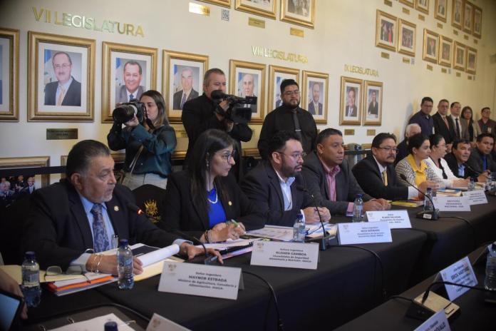 El viceministro de Agricultura, Nick Estrada, explica el presupuesto para la compra de fertilizantes. Foto: La Hora / José Orozco