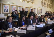 El viceministro de Agricultura, Nick Estrada, explica el presupuesto para la compra de fertilizantes. Foto: La Hora / José Orozco