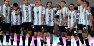 Los jugadores de Argentina celebran la victoria ante Brasil en un partido de clasificación para el Mundial de 2026 en el Estadio Monumental de Buenos Aires, Foto La Hora: AP.