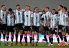 Los jugadores de Argentina celebran la victoria ante Brasil en un partido de clasificación para el Mundial de 2026 en el Estadio Monumental de Buenos Aires, Foto La Hora: AP.