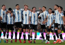 Eliminatorias Conmebol: Así queda la tabla de posiciones con cuatro fechas por jugar en Sudamérica Los jugadores de Argentina celebran la victoria ante Brasil en un partido de clasificación para el Mundial de 2026 en el Estadio Monumental de Buenos Aires, Foto La Hora: AP.