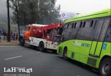 MuniGuate: Manifestantes retienen unidad de Transmetro remolcada por grúa y luego la liberan Transmetro
