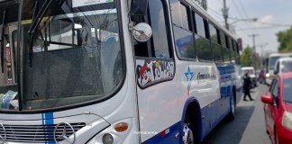 Bomberos Voluntarios atendieron por crisis nerviosa a los pasajeros y el piloto de un bus de transporte colectivo, esto luego que la misma fuera atacada a balazos.
