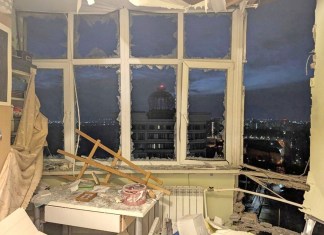Esta imagen, distribuida por el canal oficial de Telegram del gobernador de la región de Moscú, Andrei Vorobyev, muestra un apartamento dañado por la caída de un dron ucraniano derribado, a las afueras de la capital rusa, el 11 de marzo de 2025. Foto La Hora: AP