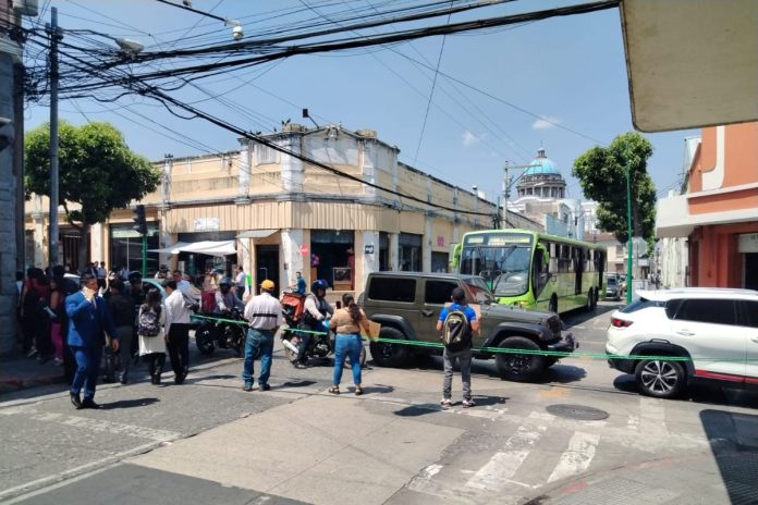 Por protestas realizadas frente al Congreso de la RepÃºblica, autoridades de trÃ¡nsito han reportado un bloqueo de la movilidad por parte de los manifestantes.