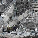 Equipos de rescate buscan contra reloj a supervivientes entre la montaña de escombros en la que ha quedado reducido un edificio en obras en Bangkok.. Foto La Hora: EFE.