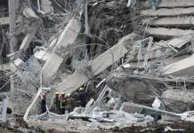 Bangkok: Continúa búsqueda de personas tras terremoto y derrumbe de edificio Equipos de rescate buscan contra reloj a supervivientes entre la montaña de escombros en la que ha quedado reducido un edificio en obras en Bangkok.. Foto La Hora: EFE.