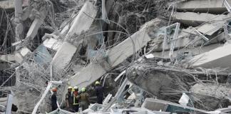 Equipos de rescate buscan contra reloj a supervivientes entre la montaña de escombros en la que ha quedado reducido un edificio en obras en Bangkok.. Foto La Hora: EFE.