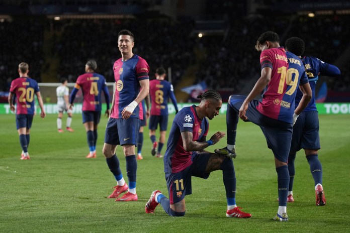 Lamine Yamal celebra con su compañero Raphinha tras anotar el segundo gol del Barcelona ante Benfica en la vuelta de los octavos de final de la Liga de Campeones, el martes 11 de marzo de 2025, en Barcelona.. Foto La Hora: AP.