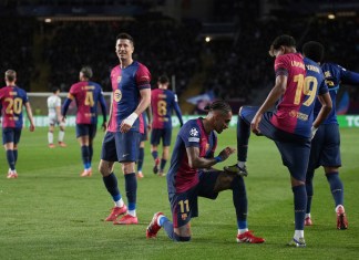 Lamine Yamal celebra con su compañero Raphinha tras anotar el segundo gol del Barcelona ante Benfica en la vuelta de los octavos de final de la Liga de Campeones, el martes 11 de marzo de 2025, en Barcelona.. Foto La Hora: AP.