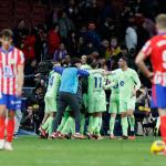os jugadores del FC Barcelona celebran el tercer gol de su equipo durante el encuentro correspondiente a la jornada 28 de Laliga EA Sports que disputan hoy domingo Atlético de Madrid y FC Barcelona en el estadio Metropolitano, en Madrid. EFE / Ballesteros