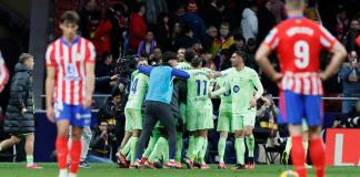 os jugadores del FC Barcelona celebran el tercer gol de su equipo durante el encuentro correspondiente a la jornada 28 de Laliga EA Sports que disputan hoy domingo Atlético de Madrid y FC Barcelona en el estadio Metropolitano, en Madrid. EFE / Ballesteros