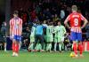 os jugadores del FC Barcelona celebran el tercer gol de su equipo durante el encuentro correspondiente a la jornada 28 de Laliga EA Sports que disputan hoy domingo Atlético de Madrid y FC Barcelona en el estadio Metropolitano, en Madrid. EFE / Ballesteros