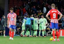 Remontada que puede valer una liga: Barsa mete 4 al Atletico os jugadores del FC Barcelona celebran el tercer gol de su equipo durante el encuentro correspondiente a la jornada 28 de Laliga EA Sports que disputan hoy domingo Atlético de Madrid y FC Barcelona en el estadio Metropolitano, en Madrid. EFE / Ballesteros
