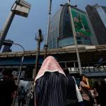 Personas se congregan en el suelo frente a un edificio alto tras el terremoto en Bangkok, un terremoto de magnitud 7,7 sacudió Myanmar, según el Servicio Geológico de Estados Unidos. Foto La Hora: EFE.