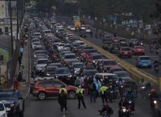 Este jueves 6 de marzo se registra una manifestación en el puente del Incienso, anillo periférico. Foto La Hora: José Orozco