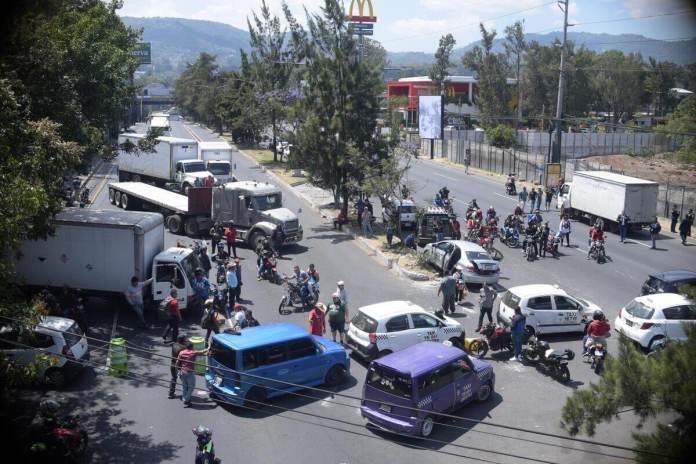 Bloqueo km 15 de la Calzada Roosevelt Foto La Hora / José Orozco