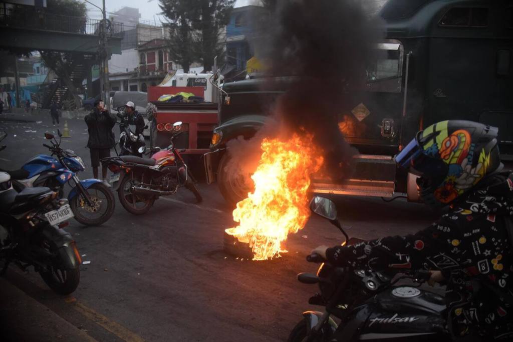 Bloqueo frente a la colonia La Bethania. Foto La Hora: José Orozco/LH