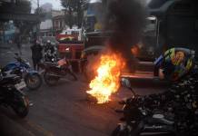 Cámara del Agro insta a «respetar la ley» y poner fin a los bloqueos en Guatemala Bloqueo frente a la colonia La Bethania. Foto La Hora: José Orozco/LH