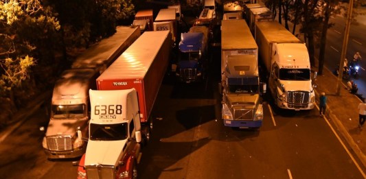 Bloqueos continúan ante el rechazo del seguro obligatorio.