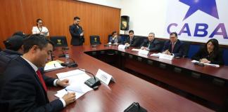 El titular de la Comisión contra la Corrupción, Julio Flores, reitera la instalación de unidades de Probidad para realizar análisis de actividades como el baby shower en el que está involucrada la SAAS. Foto: Congreso